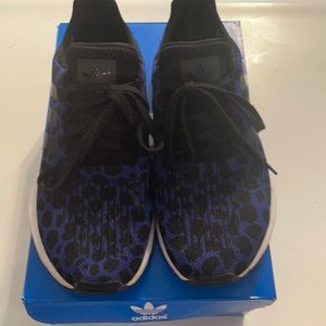 Adidas swift run 8.5 blue animal print sneakers